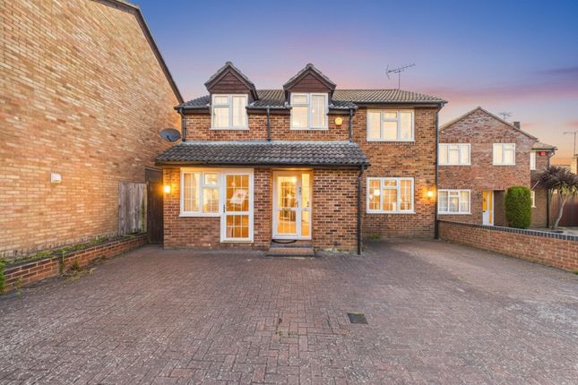 5 bed property, in Bingley Grove, £600,000
