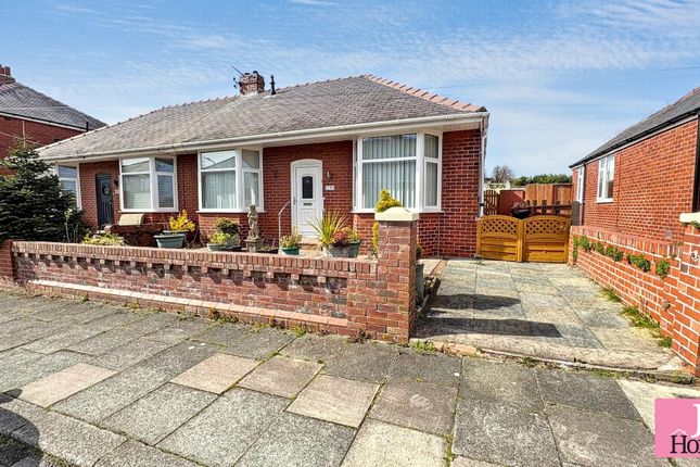 2 bed property, in Litchmead Grove, £229,950