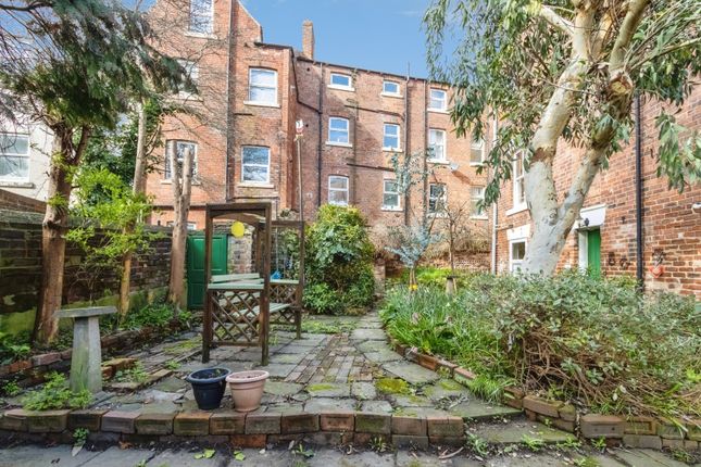 4 bed property, in College Grove, £270,000