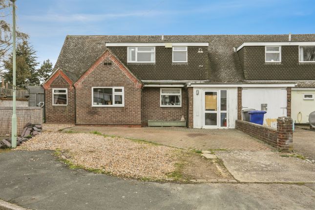 4 bed property, in Fordhams Close, £250,000