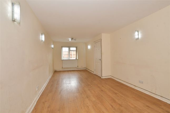 3 bed property, in Pomfret Mead, £250,000