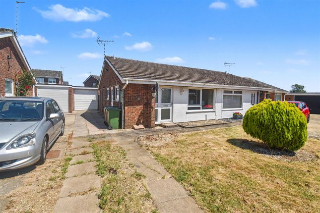 2 bed property, in Finch Hatton Drive, £240,000