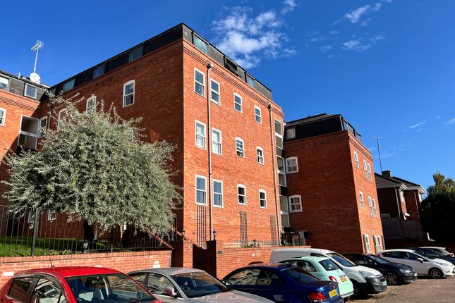 2 bed property, in Kenilworth Hall, £145,000