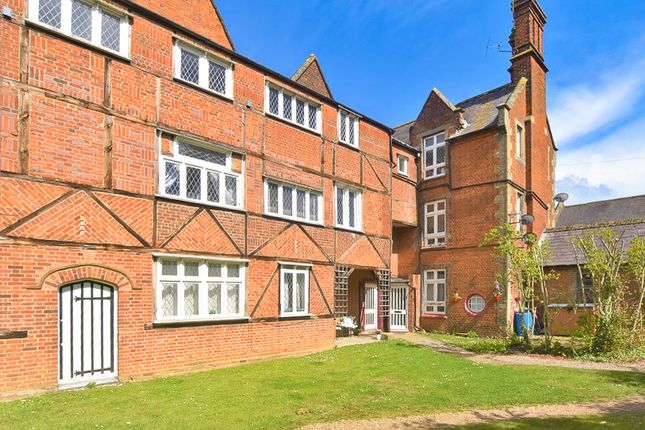 1 bed property, in Buckingham Court, £160,000