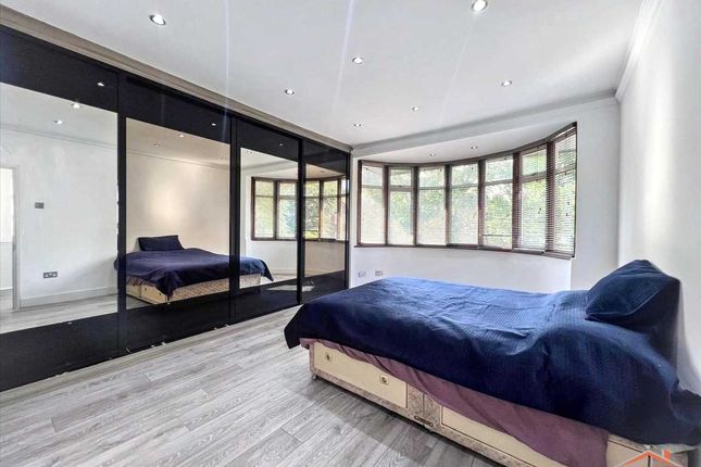 4 bed property, in Crawford Avenue, £825,000