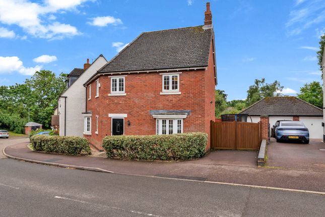 4 bed property, in Long Close, £400,000