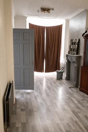 2 bed property, in Cadogan Street, £67,000