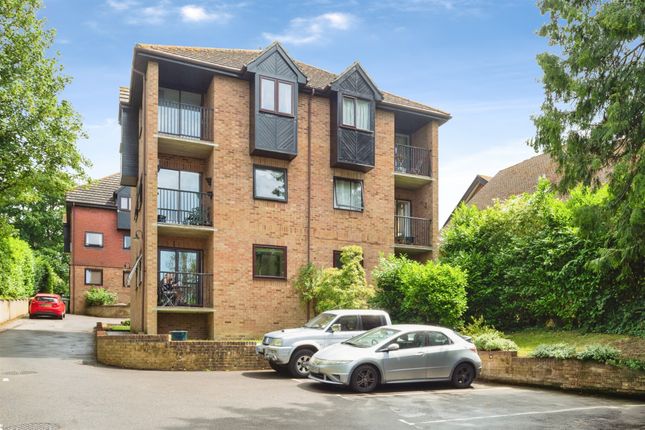 1 bed property, in Sandhurst Road, £200,000