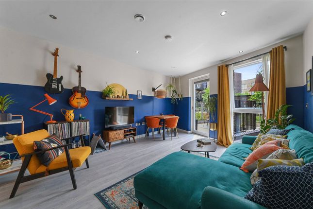 1 bed property, in Waterden Road, £475,000