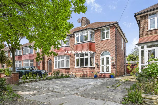 3 bed property, in Fountains Crescent, £699,995