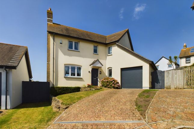 4 bed property, in Jubilee Close, £495,000