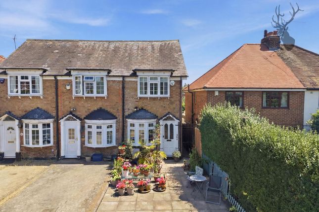 2 bed property, in Fencepiece Road, £500,000