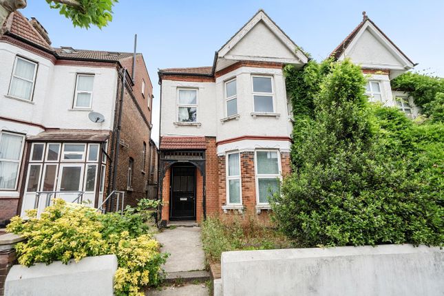 5 bed property, in Prout Grove, £625,000
