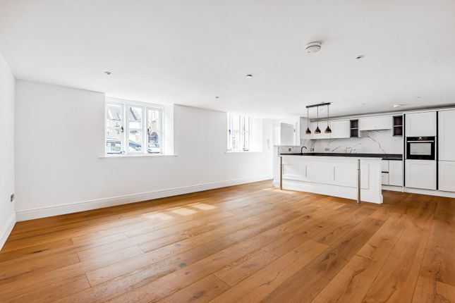 2 bed property, in Chipping Street, £260,000