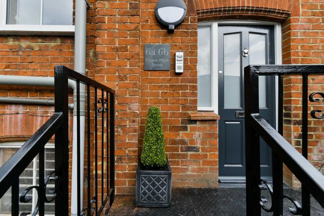 1 bed property, in Upper High Street, £240,000