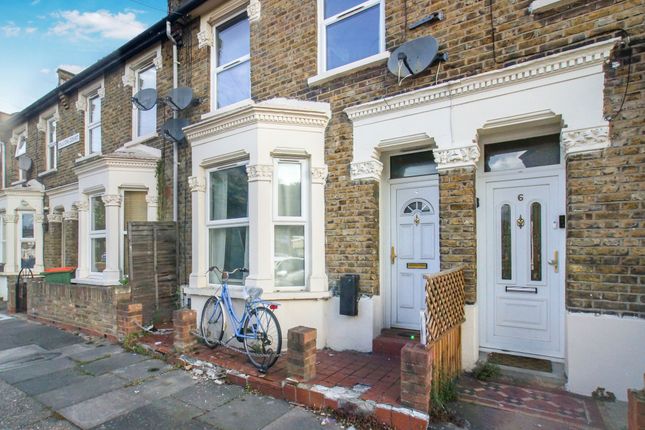 3 bed property, in Torrens Square, £560,000