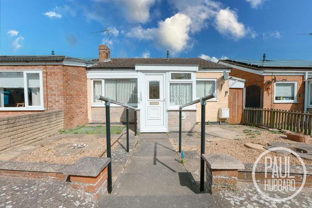 2 bed property, in Lloyds Avenue, £180,000