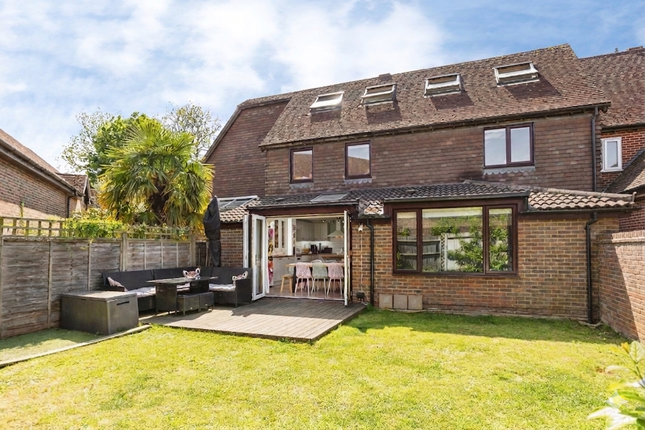 4 bed property, in Tanners Meadow, £600,000