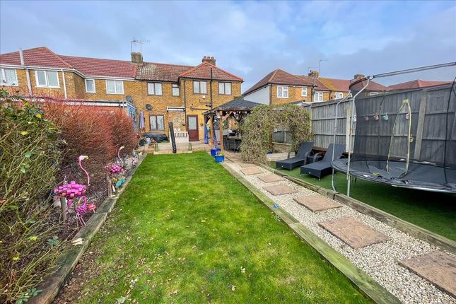 3 bed property, in Bedfont Lane, £525,000