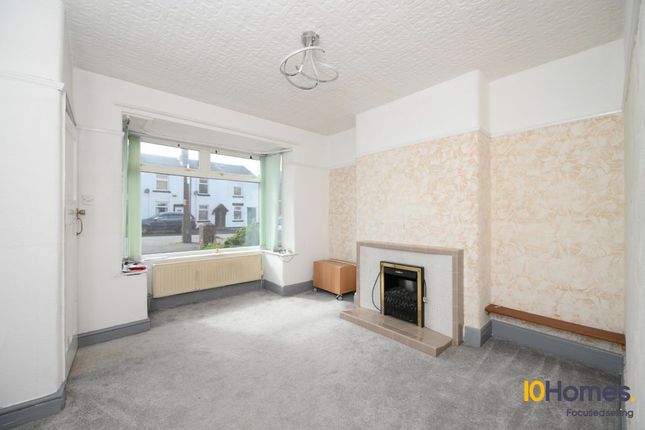2 bed property, in Huddersfield Road, £190,000