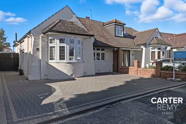 2 bed property, in Heather Gardens, £470,000