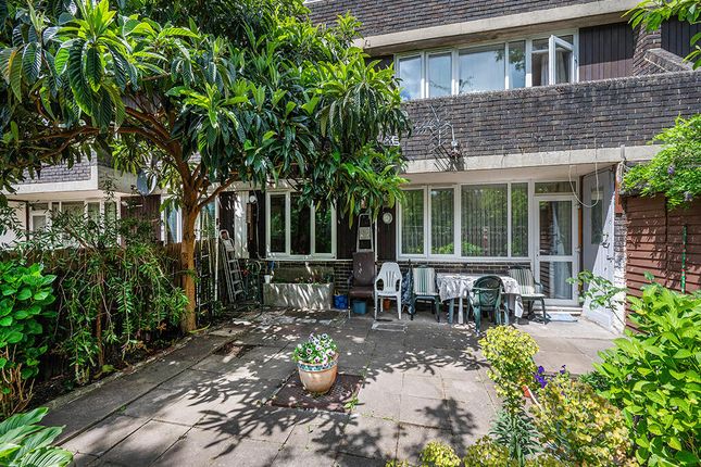 2 bed property, in Laxley Close, £425,000
