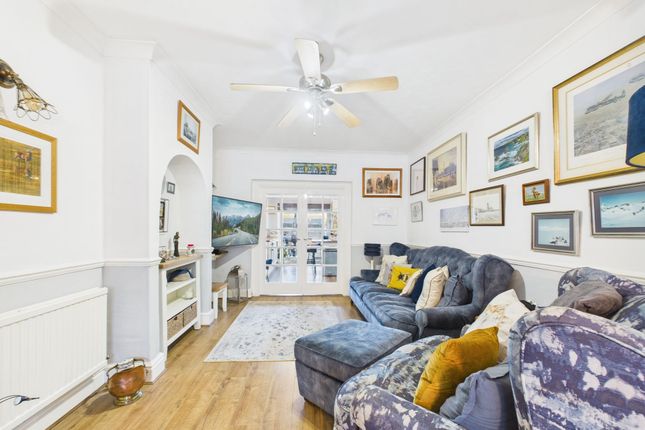 3 bed property, in Queens Walk, £290,000