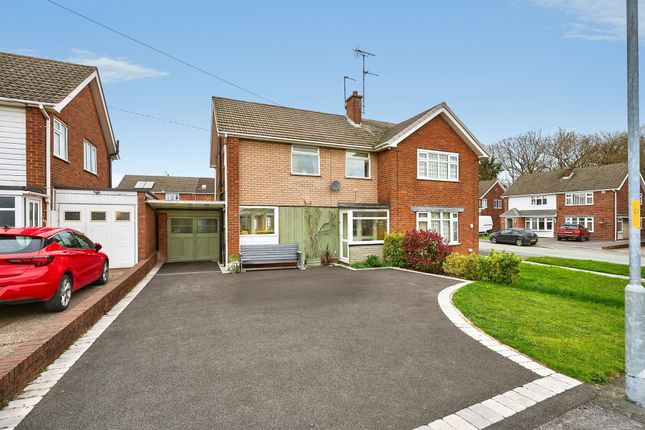 3 bed property, in Pinewood Close, £260,000