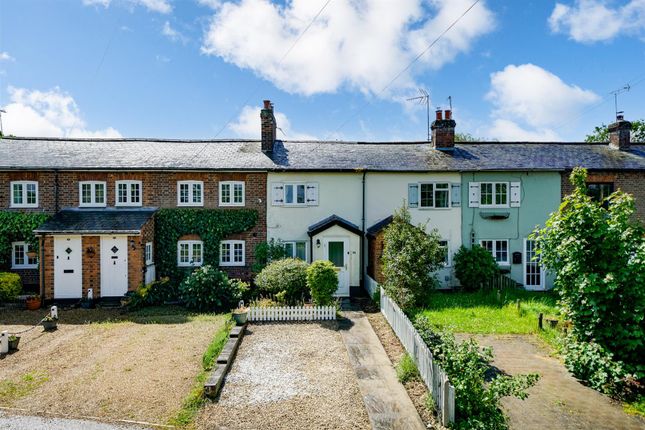 2 bed property, in Tyttenhanger Green, £450,000