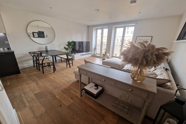 1 bed property, in One Cutting Room Square M4, £235,000