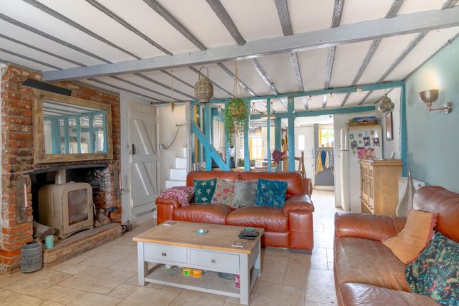 1 bed property, in Long Lane, £310,000