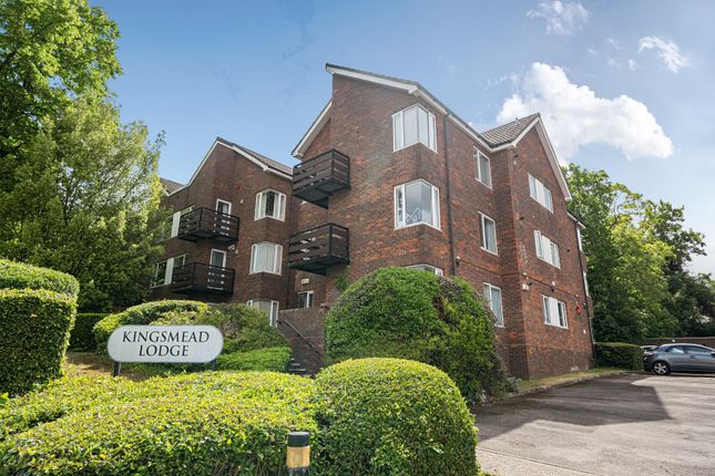 2 bed property, in Cedar Road, £325,000
