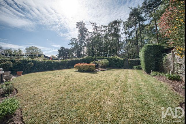 3 bed property, in Waller Close, £654,000