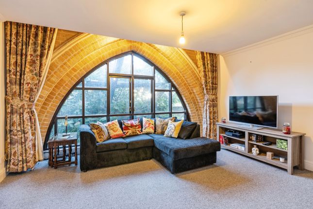 2 bed property, in Arundel Square, £685,000