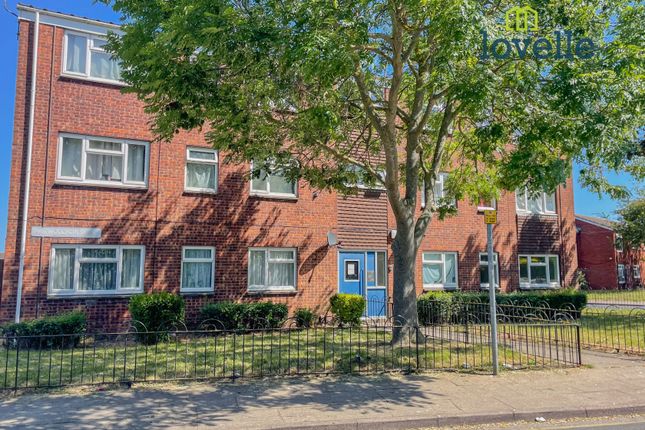 2 bed property, in Pinewood Crescent, £47,500