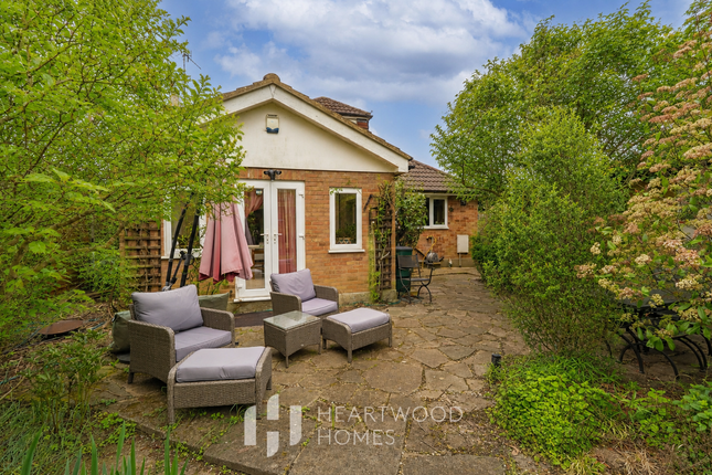 5 bed property, in Bucknalls Drive, £760,000