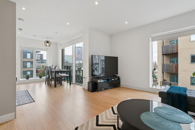 1 bed property, in Cherry Orchard Road, £275,000