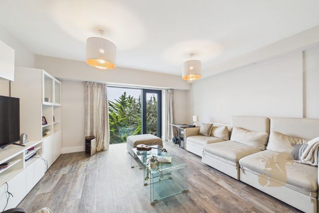 1 bed property, in Bergholt Road, £190,000