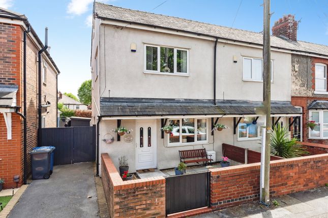 2 bed property, in Clarence Street, £195,000