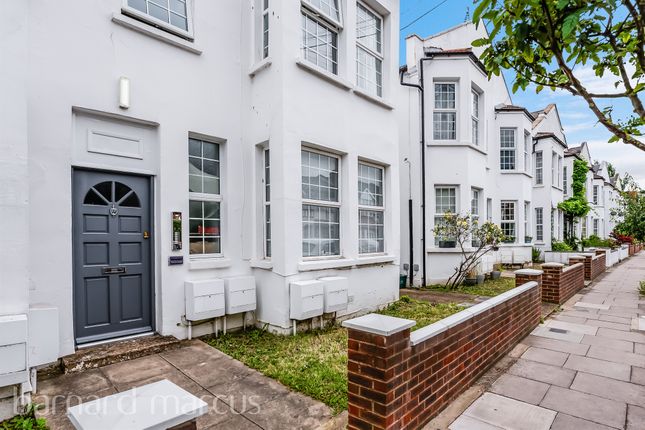 1 bed property, in Robinson Road, £215,000