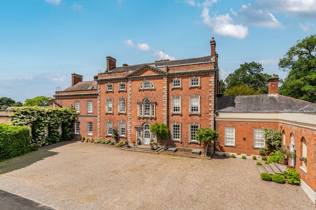 2 bed property, in Wolverley House, £265,000