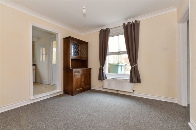 3 bed property, in Cross Street, £220,000