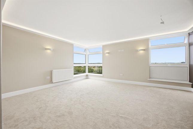 2 bed property, in Denham Lodge, £365,000