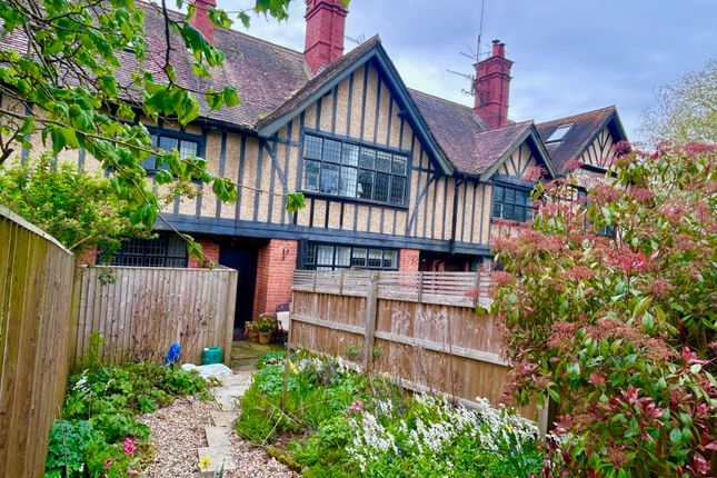 2 bed property, in Kennet Place, £300,000