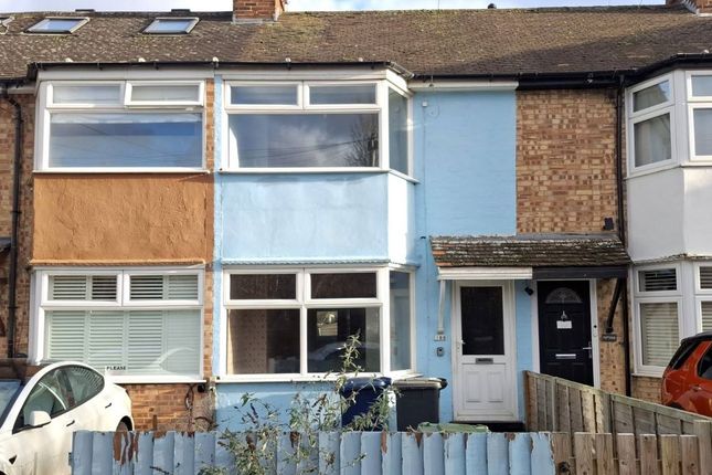 2 bed property, in 168 Cromwell Road, £250,000