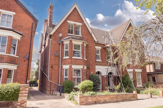 1 bed property, in De Parys Avenue, £170,000
