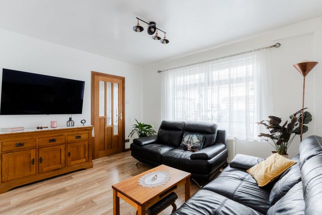 2 bed property, in Swanmoor Crescent, £300,000