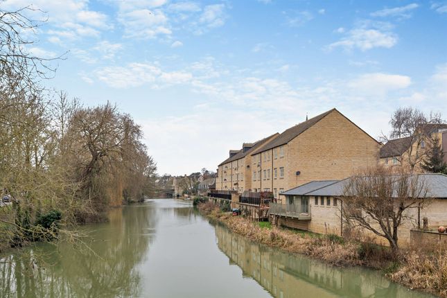2 bed property, in Riverside Place, £263,000