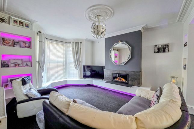 5 bed property, in Moorland Road, £330,000