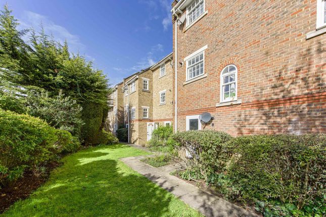 1 bed property, in Cedar Terrace, £385,000